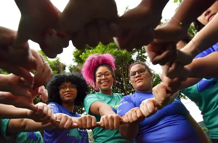 The One Win Leads to Another (OWLA) programme, which enhanced leadership skills of 2,000 girls and young women in Brazil and 1,200 in Argentina through sport. In April 2024, 15 young leaders from Pedra de Guaratiba in Brazil (pictured above) created proposals to influence decision- makers to implement measures to guarantee girls' and women's right to sport Photo: UN Women/Rossana Fraga