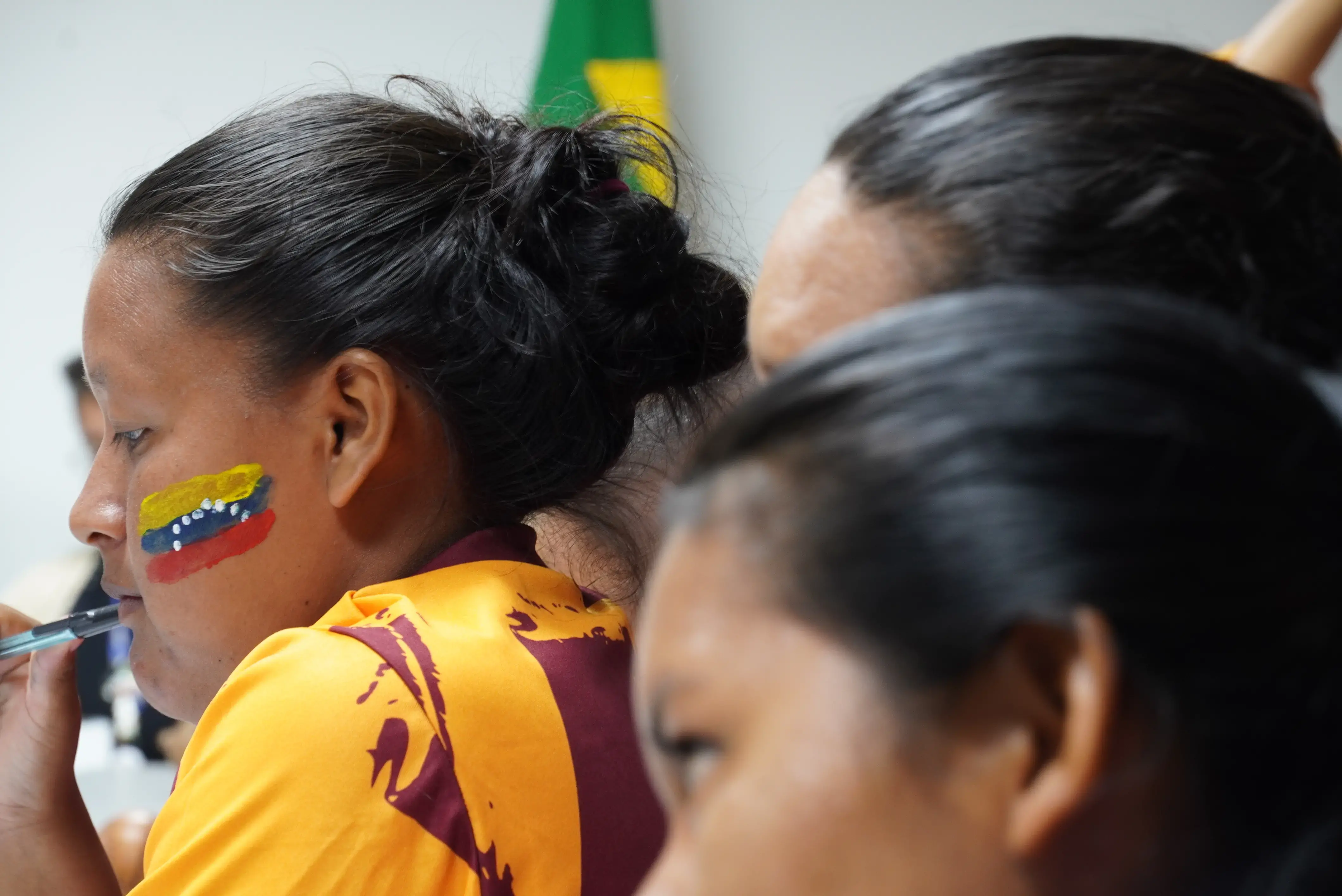 Mesmo com avanços importantes na integração das pessoas venezuelanas, pesquisa revela desigualdades de gênero na inserção laboral e no acesso a serviços essenciais. Foto: ONU Mulheres/Lali Mareco